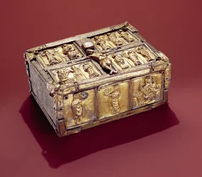 El relicario del libro Domnach Airgid, Clones, Condado de Monaghan, siglo VIII, remodelado en c.1350